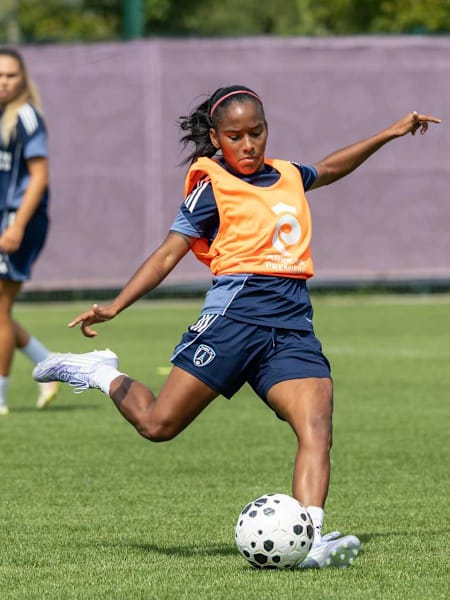 Les joueuses du Paris FC féminine à l’entraînement avant la saison 2025-2026 d’Arkema Première Ligue et de la Coupe de France.