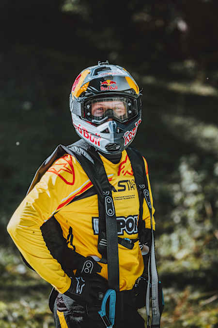 Tom Pagès fotografiado después de realizar una cabriola de FMX y un salto BASE en Avoriaz, Francia.