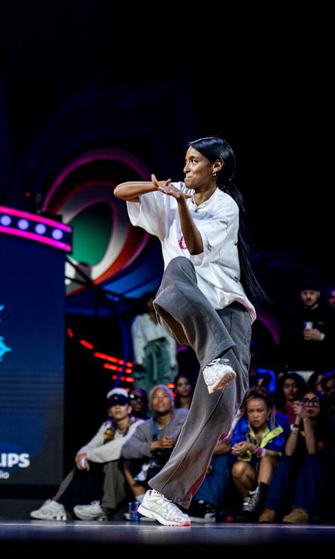 La bailarina alemana Luwam aporta energía y estilo a la final mundial del Red Bull Dance Your Style 2024, celebrada en el NSCI de Bombay.