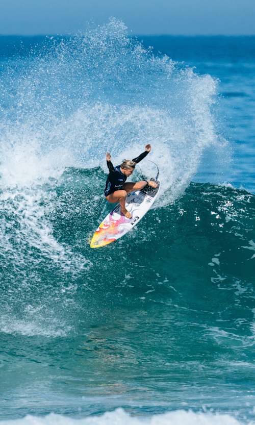 Erin Brooks, do Canadá, surfa na bateria 2 das semifinais do VIVO Rio Pro em 29 de junho de 2025 em Saquarema, Rio de Janeiro, Brasil.