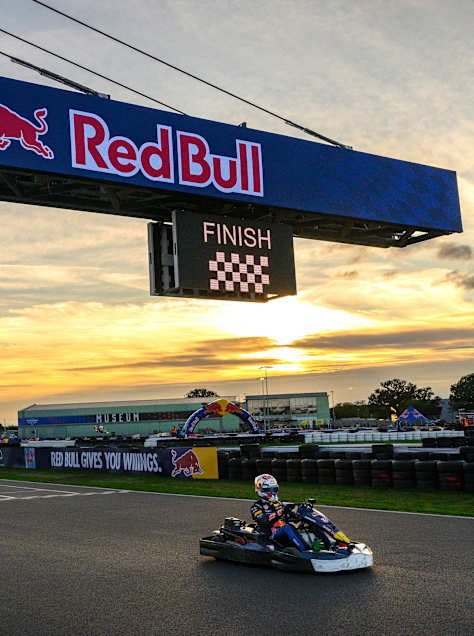 Max Verstappen passe la ligne d'arrivée du Red Bull Max vs 100 à Silverstone.