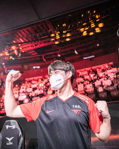 Oner pumps his fists after T1 defeat DRX to finish their historic undefeated 18-0 2022 Spring Split in the LCK.