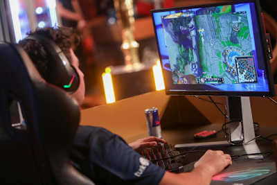 Ein Teilnehmer von Red Bull SoloQ in Istanbul beim Spielen von League of Legends. Das kostenlose Multiplayer-Game zählt auch nach 12 Jahren noch zu den beliebtesten Spielen überhaupt.