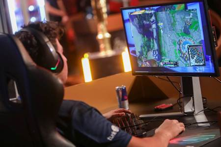 Ein Teilnehmer von Red Bull SoloQ in Istanbul beim Spielen von League of Legends. Das kostenlose Multiplayer-Game zählt auch nach 12 Jahren noch zu den beliebtesten Spielen überhaupt.