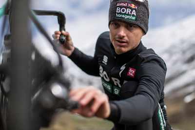 Toni Palzer stellt die Schaltung an seinem Rad ein.