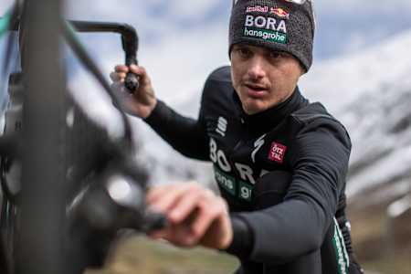 Toni Palzer stellt die Schaltung an seinem Rad ein.