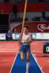 Armand Duplantis ze Szwecji występuje podczas Belgrade Indoor Meeting w Belgradzie, Serbia, 7 marca 2022 r.