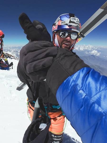 Andrzej Bargiel na szczycie Nanga Parbat w 2026 roku - zdjęcie wykonał Janusz Gołąb