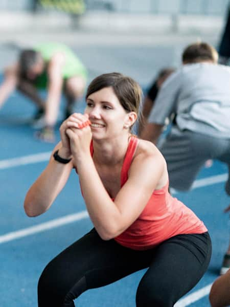 L'athlète Travaille Avec Des Cordes Crossfit Dans La Salle De Gym