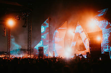 Un artiste se produit sur la scène Ricard pendant le Delta Festival à Marseille.