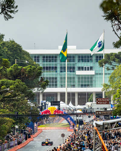 Red Bull Showrun Curitiba: milhares viram Patrick Friesacher no RB7 
