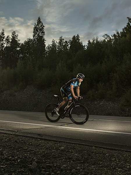 Le cycliste Matthias Fischer en vélo de route lors de la course Red Bull Trans-Siberian Extreme.