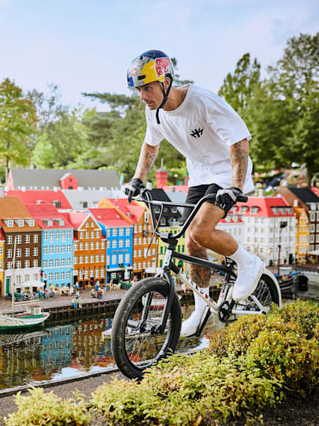 Kriss Kyle montando en BMX por las clásicas casas de colores de Copenhague versión Legoland para su vídeo Everyday wonder.