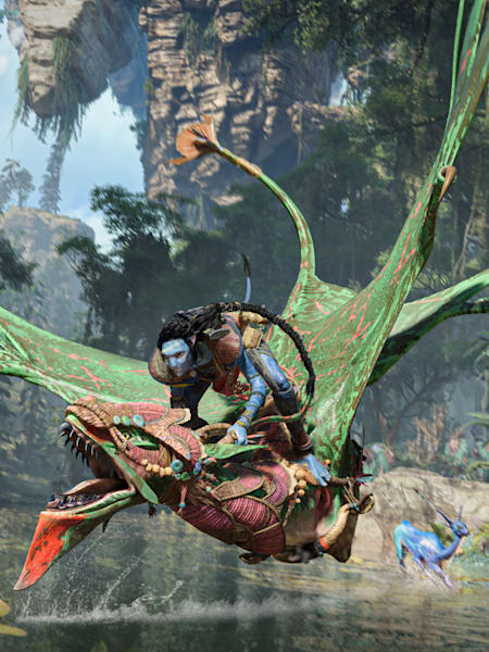 Screenshot aus Avatar: Frontiers of Pandora zeigt eine Na'vi, die auf dem Rücken eines Ikran über einen Fluss fliegt.