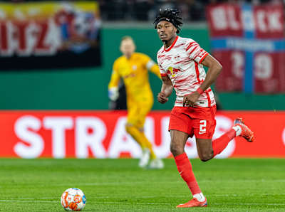 Ein Bild des RB Leipzig Fussballers Mohamed Simakan in Aktion. 