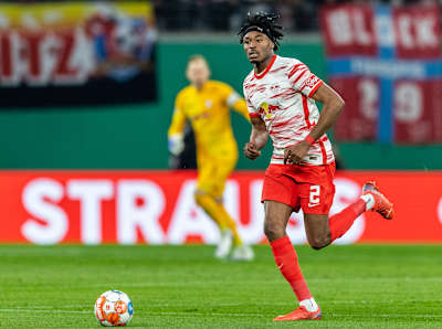 Ein Bild des RB Leipzig Fussballers Mohamed Simakan in Aktion. 