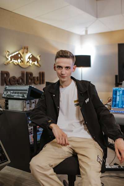 Le beatmaker Ysos a travaillé avec les rappeurs Ninho, Hatik et Scylla.