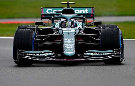 Sebastian Vettel prueba el Aston Martin en el circuito de Silverstone en 2021.