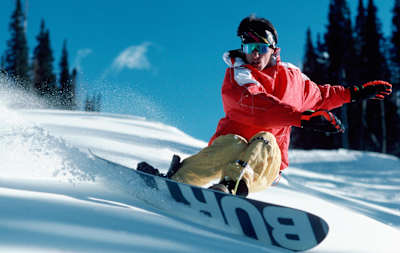 La légende du snowboard Craig Kelly descend une piste en 1989.