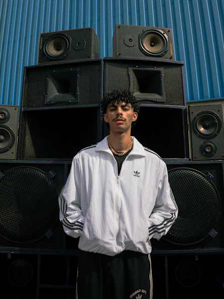 Né à Barcelone d’une famille marocaine, vivant à Toulouse, Ino Casablanca veut être une superstar.