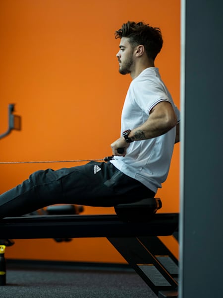 Romain Ntamack fait du rameur lors d'un entrainement.