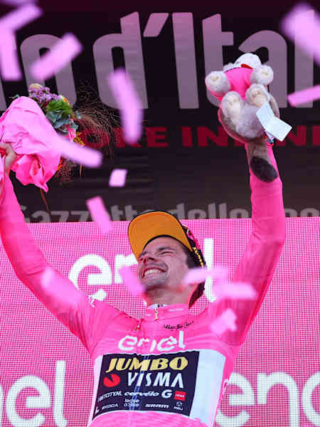 Il ciclista sloveno Primoz Roglic festeggia la sua maglia rosa di leader della classifica generale sul podio dopo aver vinto la ventesima tappa del Giro d'Italia 2023. 