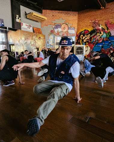 Ronnie shows footwork in front of a group of students