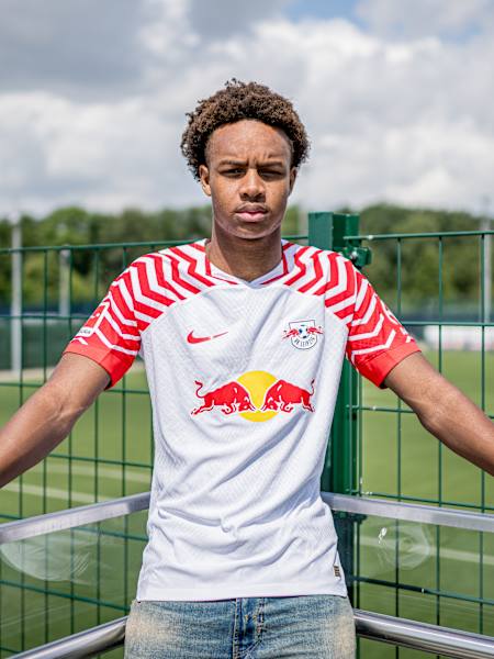 Assan Ouedraogo bei der Foto-Session nach der Ankunft in Leipzig.