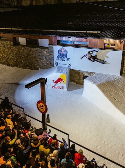 Enric Font esculpe la pared ante un público enfervorizado en el Red Bull Night Rider, El Tarter, Andorra, el 15 de febrero de 2025, bajo deslumbrantes luces nocturnas