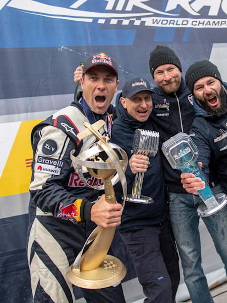 Team Sonka feiert den ersten WM-Titel!