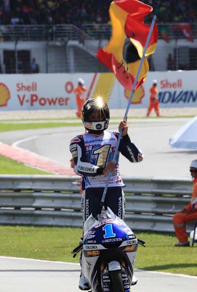 Jorge Martín célèbre sa victoire au titre mondial Moto3 lors du MotoGP de Malaisie, le 4 novembre 2018.