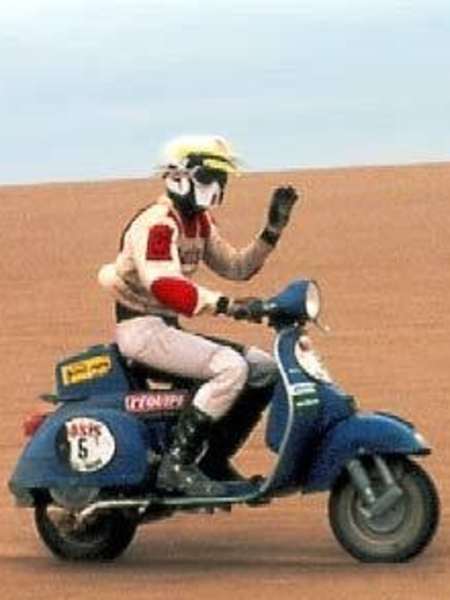 Il francese Yvan Tcherniavsky con la Vespa P300E alla Dakar 1980