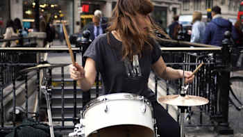 Date una vuelta con Alba Villarig Alegre, quien toca la batería en las calles de Londres.