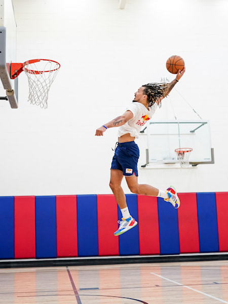 Le joueur de basket-ball Lethal Shooter saute devant Cole Anthony.