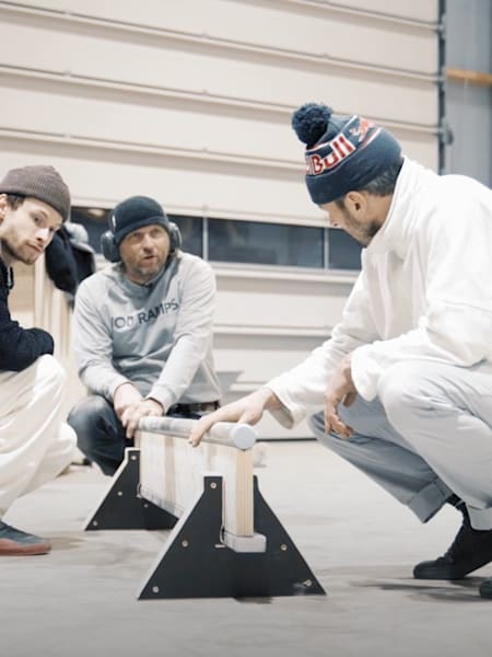 IOU Ramps Gründer Andreas Schützenberger und die Skate-Profis Vladik Scholz und Jost Arens begutachten ihre 3-in-1 Skate-Rampe.