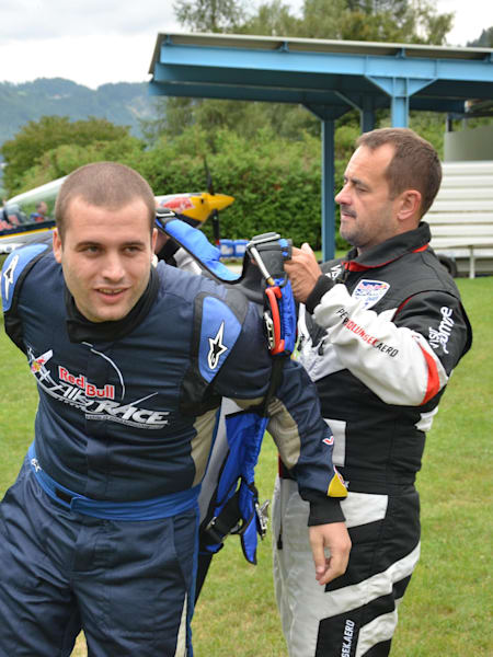 Peter pomaže Serbianu oko opreme