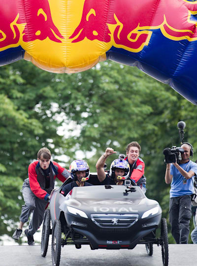 Stéphane Peterhansel et Cyril Despres prennent le départ de la course Red Bull Caisses à Savon à Paris.