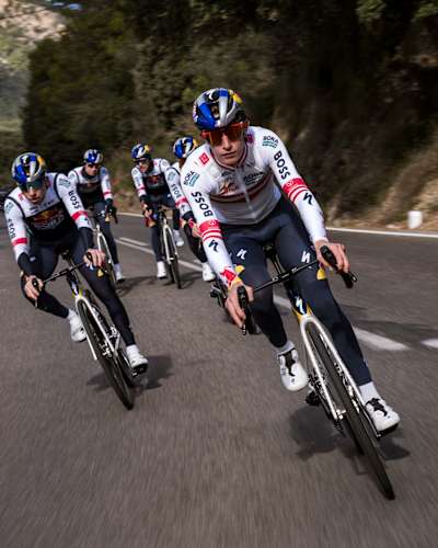 Alexander Hajek et l'équipe Red Bull BORA-hansgrohe négocient des virages serrés lors du camp d'entraînement de Majorque en janvier 2025, faisant preuve de précision et de travail d'équipe. 