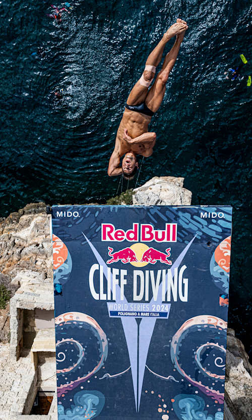 En 2024, Constantin Popovici realiza una inmersión en acantilado durante las Series Mundiales Red Bull de Cliff Diving en Italia