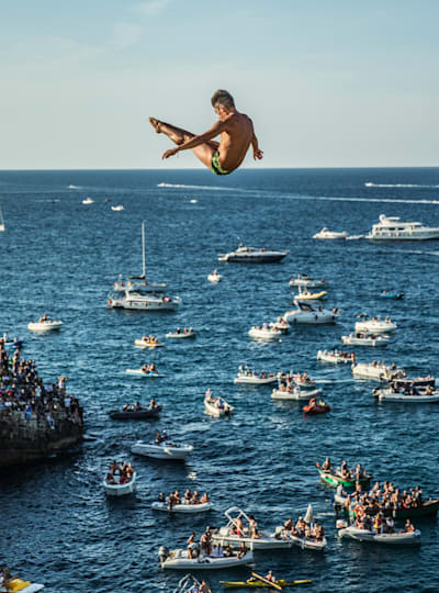 Jonathan Paredes dives at Polignano a Mare