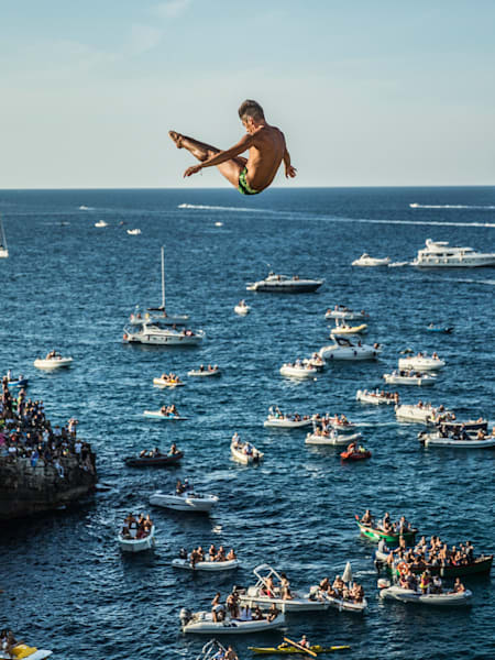 Jonathan Paredes dives at Polignano a Mare