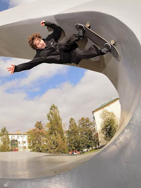 Mathias Torres fakie thrusts a style carve in Russia
