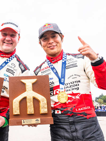 Takamoto Katsuta sostiene en alto su trofeo de ganador para celebrar el primer puesto en el Campeonato del Mundo de Rallyes 2026 en Rijeka, Croacia.