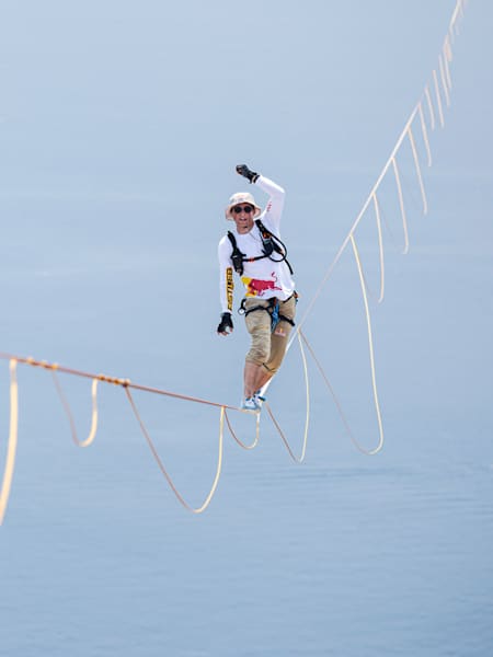 世界初!】イタリア・メッシーナ海峡で全長3.6kmのスラック 世界初!】イタリア・メッシーナ海峡で全長3.6kmのスラック