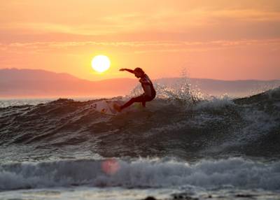 Surfing al atardecer estival