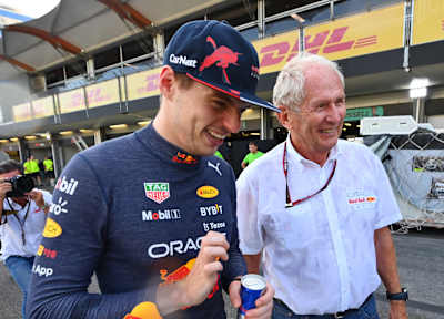 Le pilote Red Bull Racing Max Verstappen discute avec Helmut Marko pendant le championnat du monde de F1.