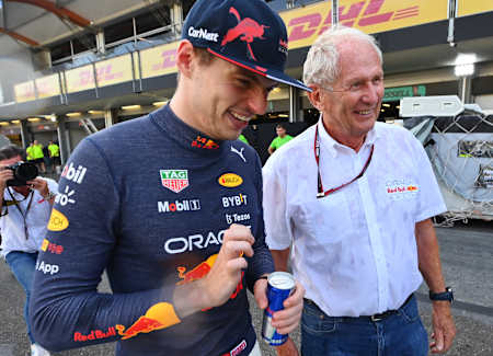 El piloto de Red Bull Racing, Max Verstappen, conversa con Helmut Marko durante el Campeonato del Mundo de F1.