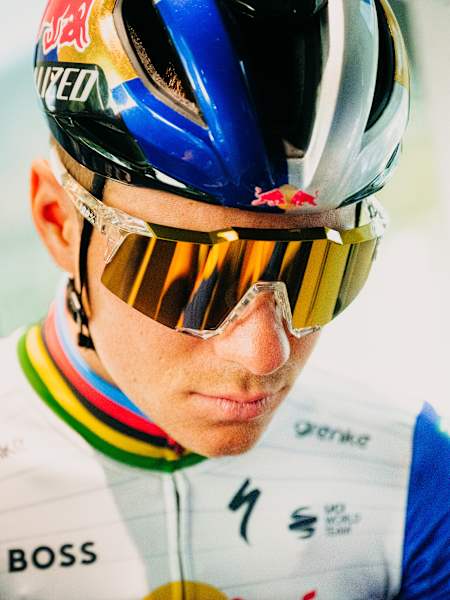 Remco Evenepoel de Red Bull – BORA – hansgrohe concentré avant Liège-Bastogne-Liège 2026.