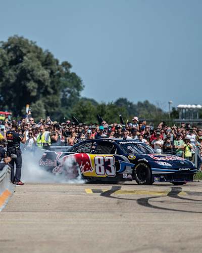 Das Red Bull Nascar heizte der Menge ordentlich ein.