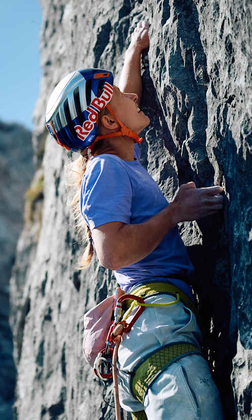 Trad- und Bigwall-Kletterin Lara Neumeier klettert die Route „Des Kaisers neue Kleider“ am Wilden Kaiser in Österreich und vollendet so die Alpine Trilogie.